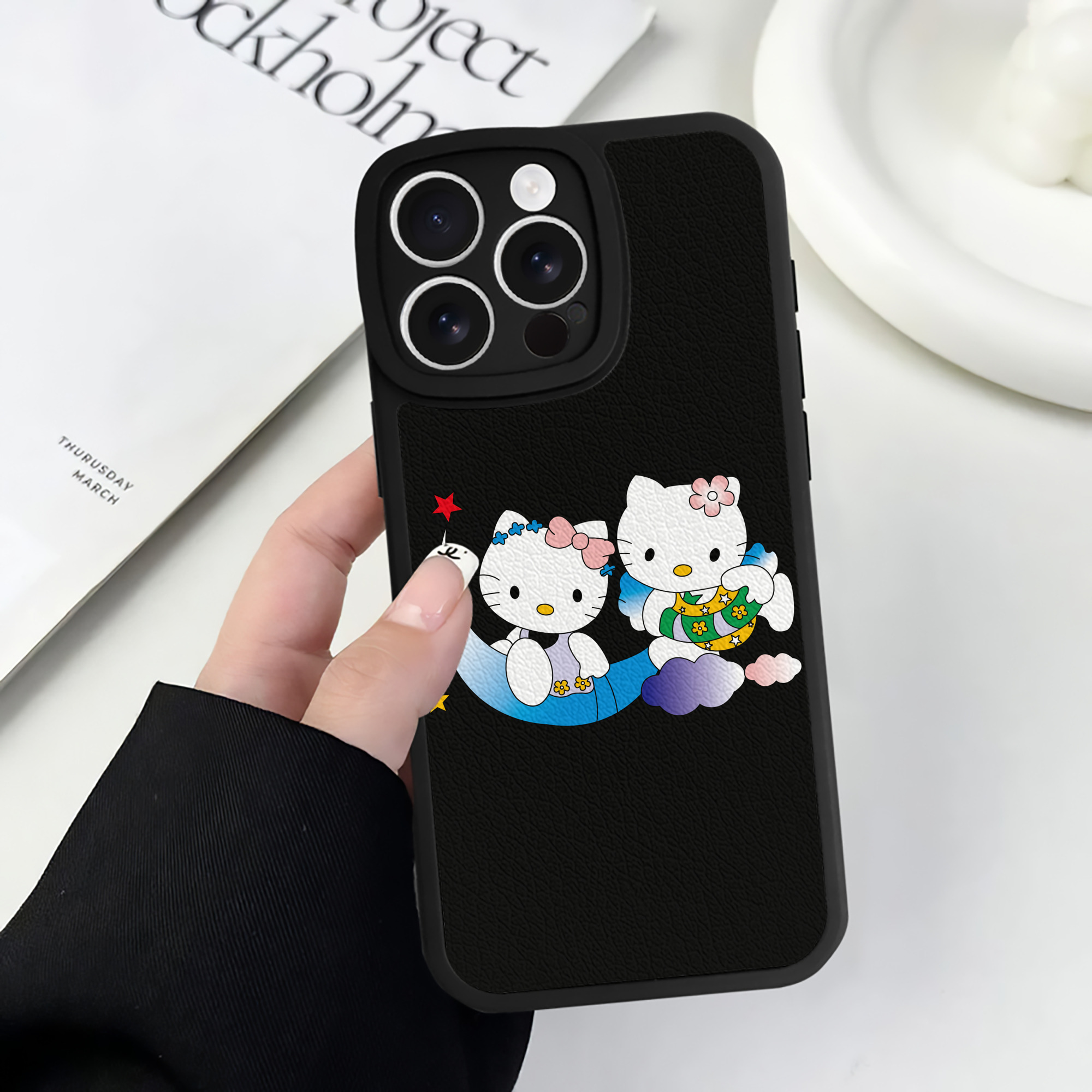 （画像用） Hello Kitty ハローキティ 【iPhone 16シリーズ対応】シリコンスマホケース（レザー調） 材質：シリコン